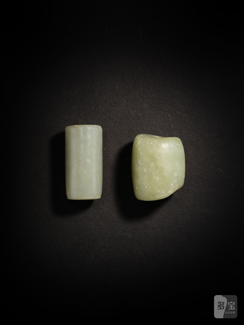 新石器時代　青玉管　一組兩件 | TWO PALE GREEN JADE BEADS - 图3